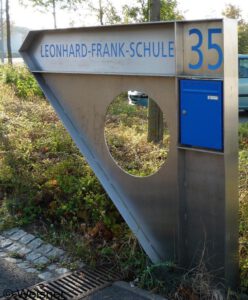 Schild der Leonhard-Frank-Schule, Würzburg